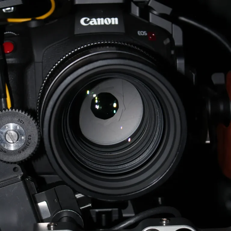Eine professionelle Canon Filmkamera in Nahaufnahme