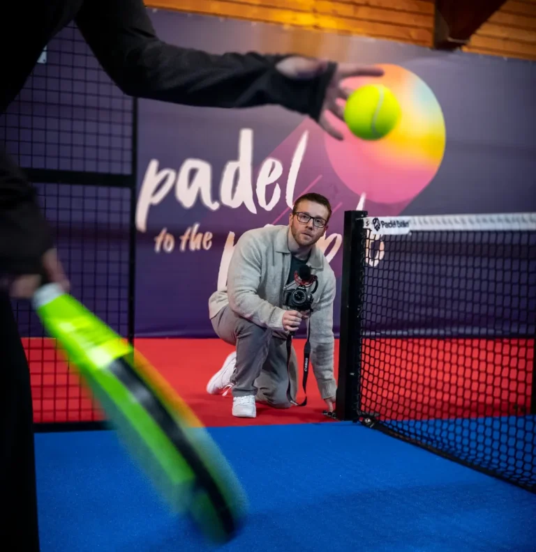 Videograf bei der Arbeit auf dem Sportplatz