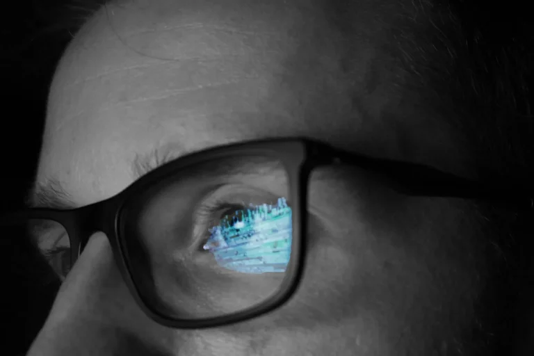 Das Schnittprogramm spiegelt sich in der Brille des Editors